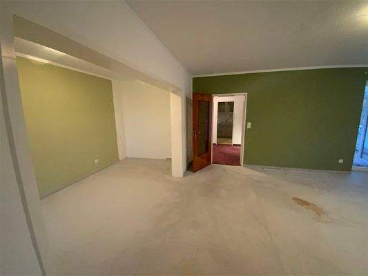 Blick vom Wohnzimmer in den Eingangs-Flur