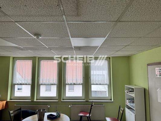 hell durch Fensterfront