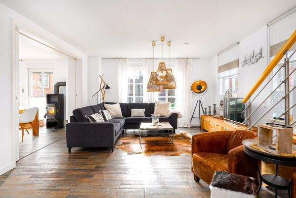 Das Wohnzimmer mit Schiebetüren zur flexiblen Abgrenzung von Küche und Essbereich