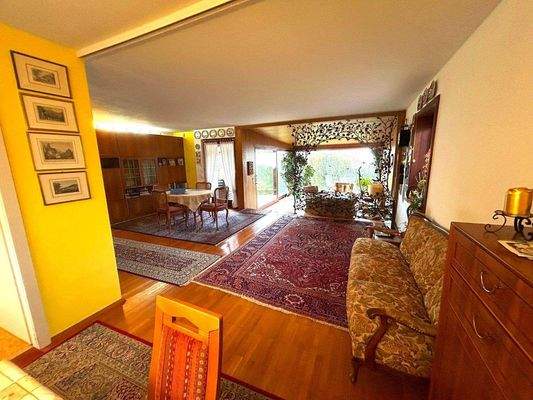 Wohn-Esszimmer mit Blick in den Anbau