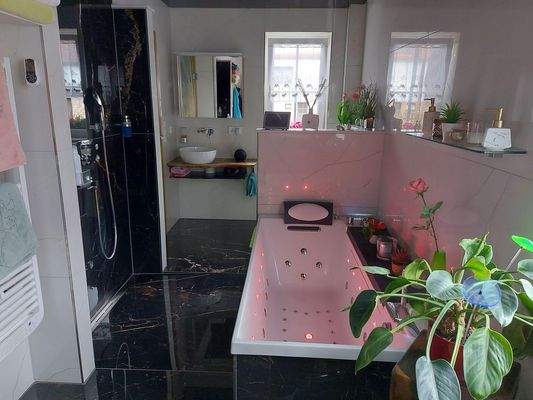 Wellnessbad mit Whirlpool EG