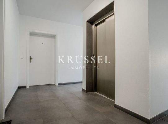 Das Treppenhaus mit Fahrstuhl. 