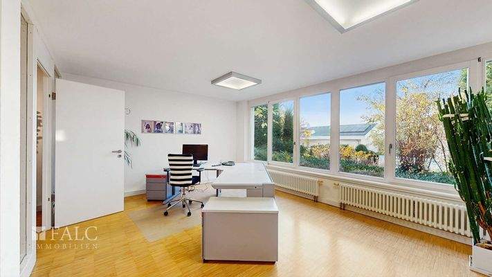 Lichtdurchflutete Büros