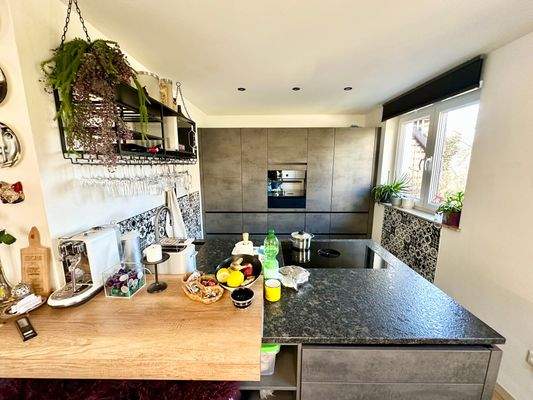 Küche mit hochwertiger Einbauküche