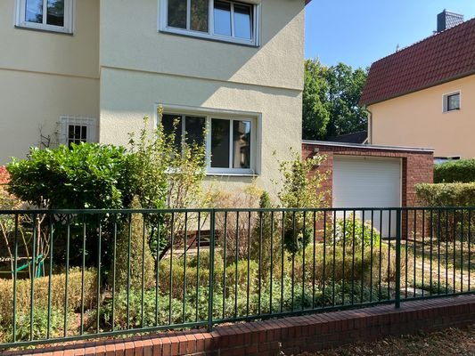 Hausansicht mit Garage