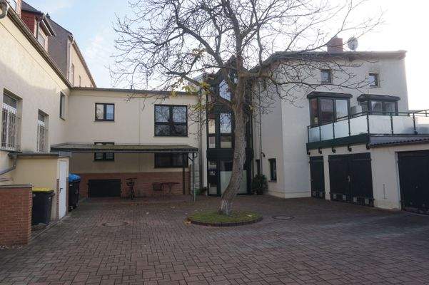 Innenhof Blick auf Einfamilienhaus und Durchgang 