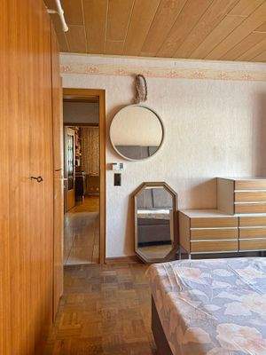 Schlafzimmer EG mit Blick auf Flur und Kinderzimmer / Büro