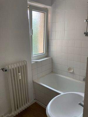 Beispielhaftes Bad mit Fenster und Badewanne. Das Bad der Wohnung kann hiervon abweichen.