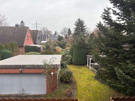 Blick vom Balkon im OG in den Garten