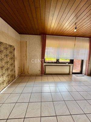 Esszimmer mit Zugang zum Balkon