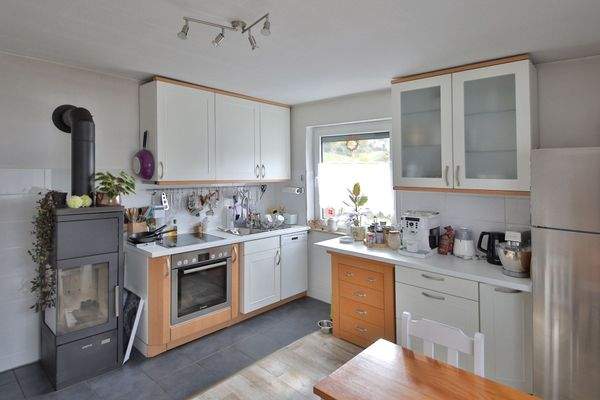 Küche mit Ofen im ersten OG