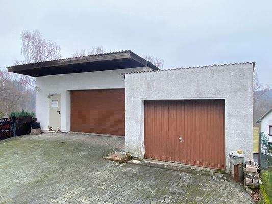 Garagen links zum Neubau, rechts zum Altbau