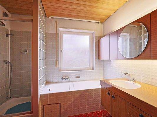 Tageslichtbad mit Dusche und Badewanne