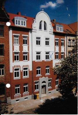 Gebäude-Ansicht Vorderseite Straße.jpg