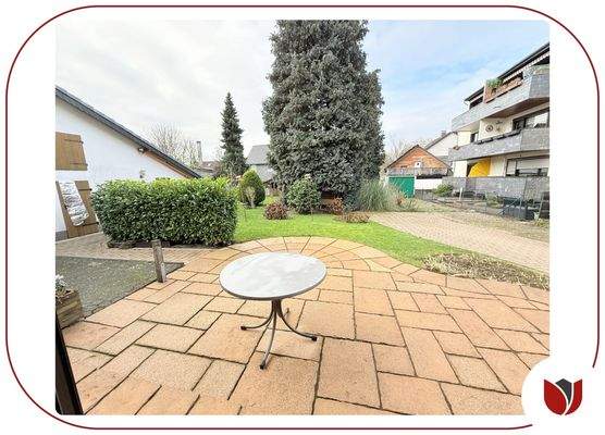 Süd-West-Terrasse mit Blick in den eigenen, gepflegten Garten