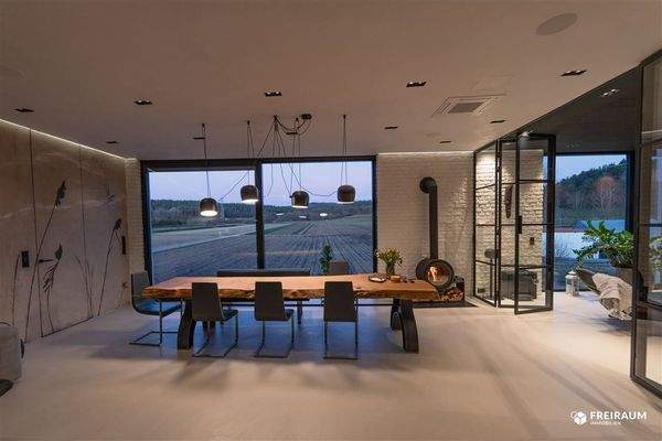 Weitläufiger Essbereich mit Panorama-Blick