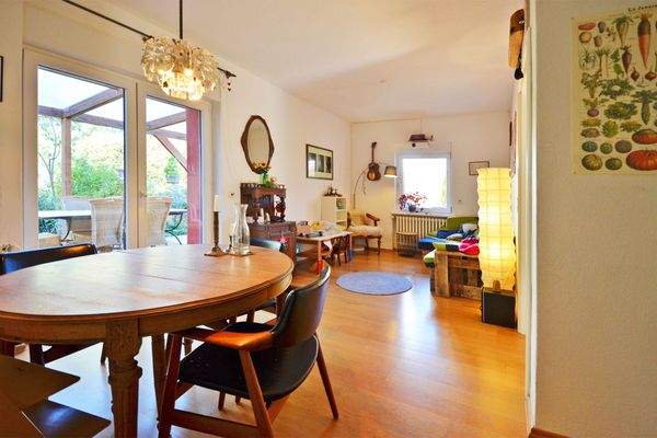 schöner Wohnbereich mit Terrassen- und Gartenzugang