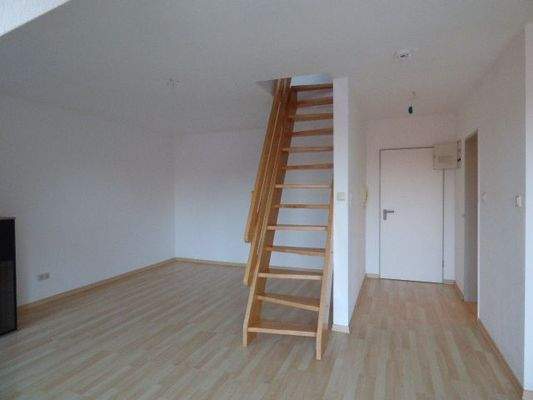 Wohnzimmer mit Treppe zum Schlafzimmer
