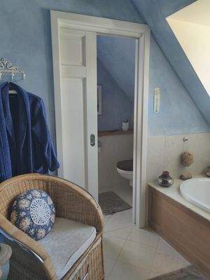 Bad und getrennte Toilette im DG