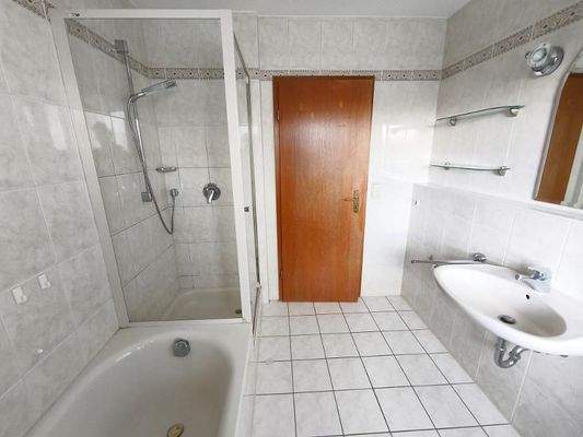 Bad mit Badewanne und Dusche Bild 4