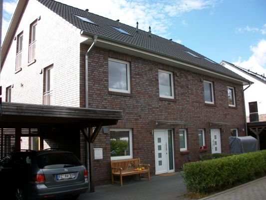 Carport neben dem Haus