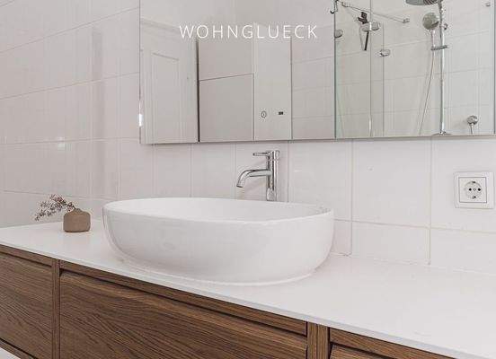 Großzügiges Tageslichtbad mit Dusche und Wanne