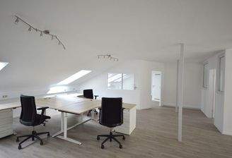 großzügiger Arbeitsbereich