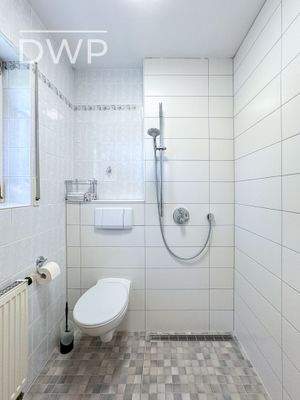 Gäste-WC mit Dusche und Fenster im EG