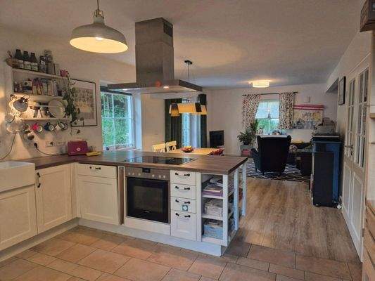 Küche mit Blick in Wohnbereich