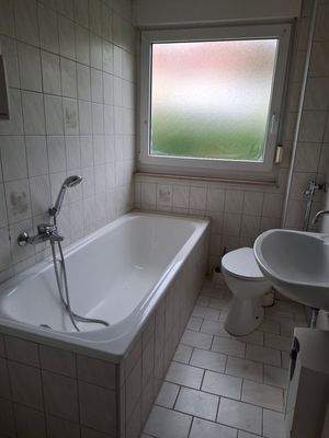 Tageslichtbad mit Wanne und WC.jpg