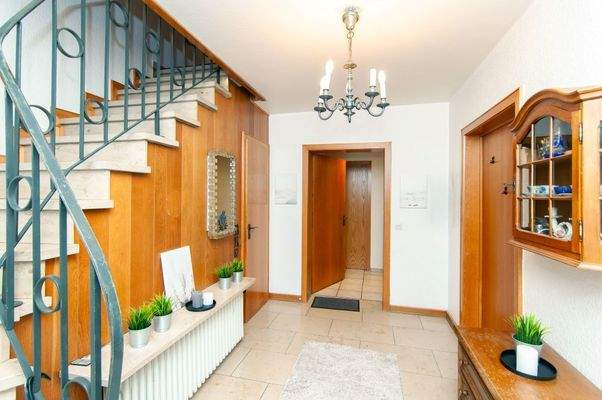 Eingangsbereich mit Treppenhaus ins 1.OG