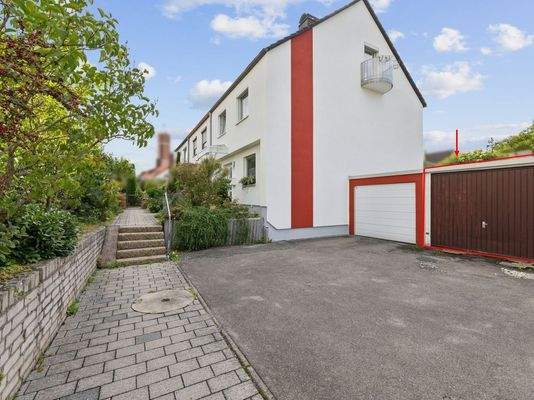 Seitliche Ansicht mit Garage