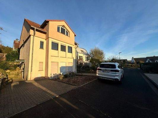 Mehrfamilienhaus mit Einliegerwohnung und Parkplätzen