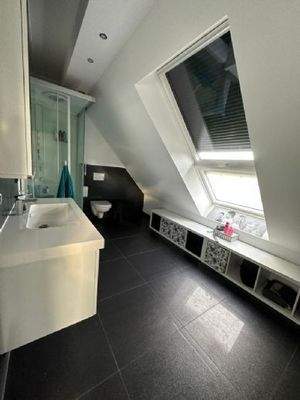 großes Tageslichtbad im DG