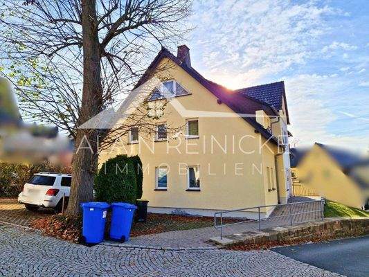 Seitenansicht mit Parkplätzen