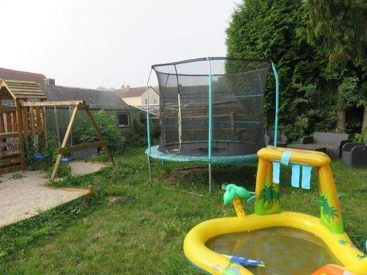 Rasen- und Spielplatzfläche