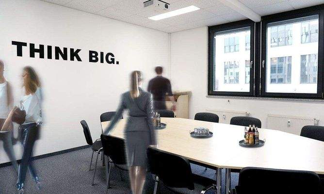 Konferenzraum mit Beamer