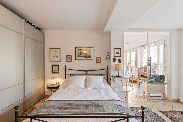 Schlafzimmer (im Grundriss als Wohnraum gekennzeichnet)