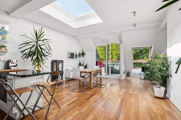 Helles Wohnzimmer mit Kaminofen