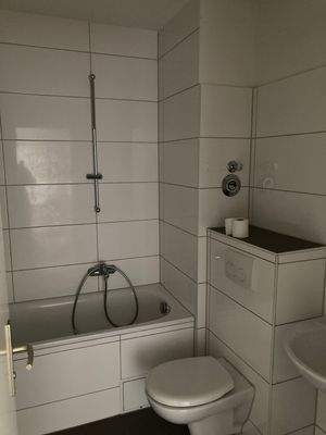 BEISPIELBILD: Bad mit weißen Wandfliesen und grauen Bodenfliesen