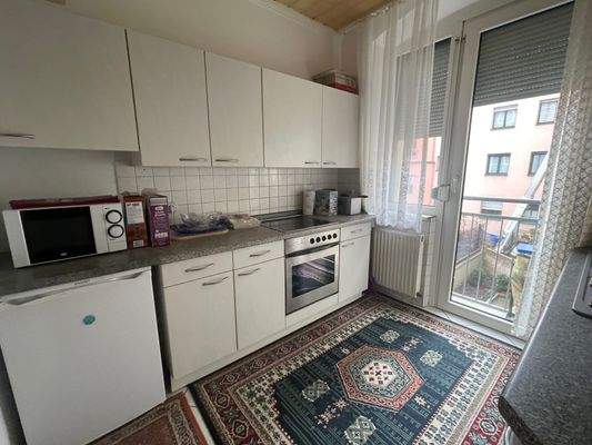 Moderne helle Küche mit Fenster!