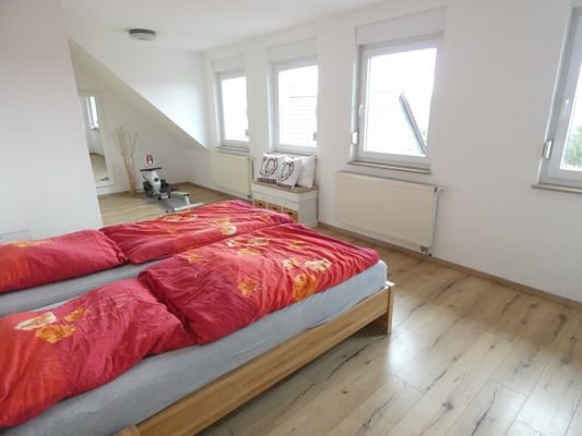 Schlafzimmer DG 