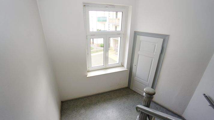 Treppenhaus mit Abstelltür.jpg