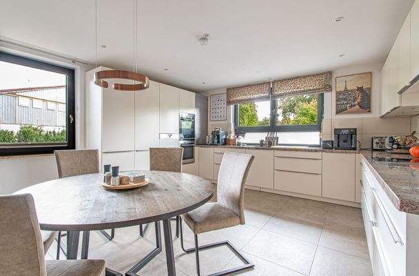 Küche: Moderne Einbauküche mit hochwertigen Geräte