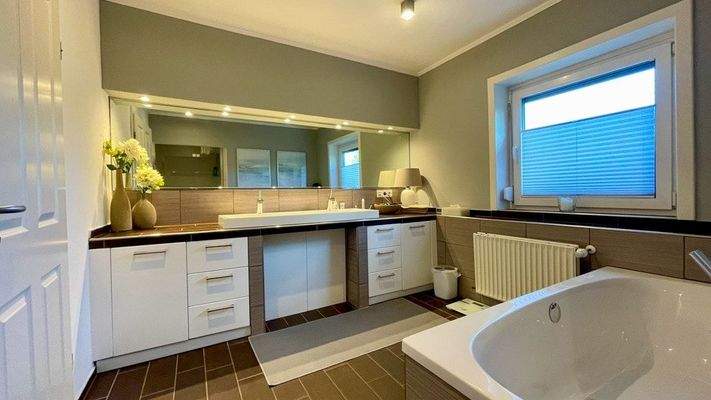 Tageslichtbad mit Wanne und Dusche