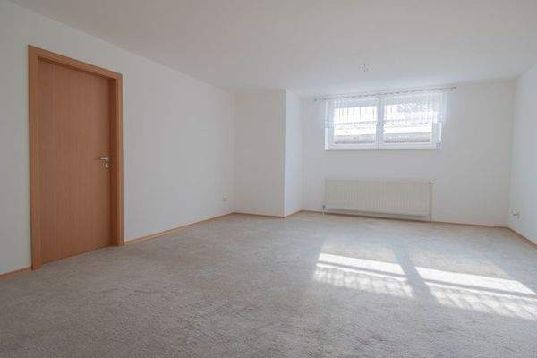 Hobbyraum mit Zugang zum Abstellraum 