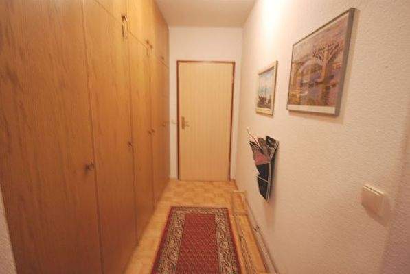 Flur mit geräumigem Schrank