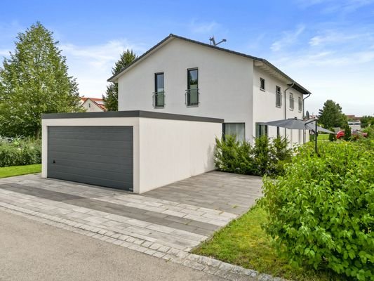 Große Garage und Stellplatz