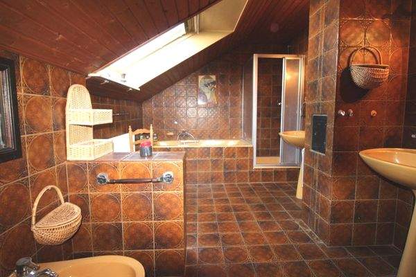 Bad mit Dusche und Wanne