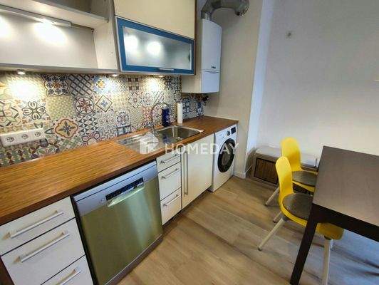 Küche ist mit Spül- und Waschmaschine ausgestattet